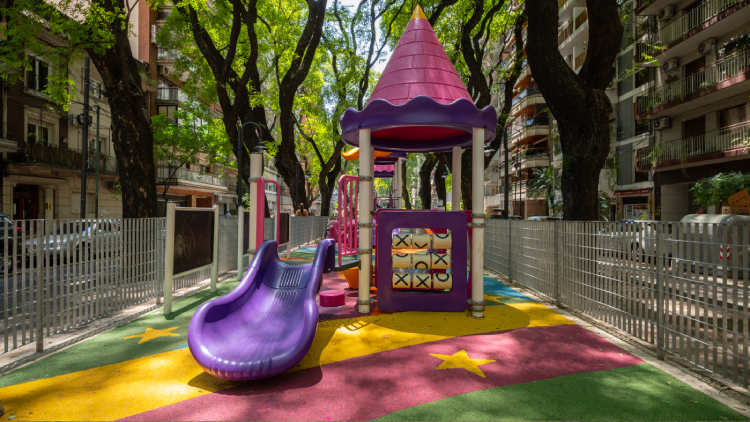 Boulevard Ciudad de Pigüé en Olleros 1848: solado de seguridad de doble capa y una terminación de EPDM