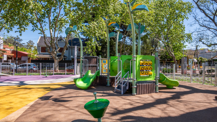 Plaza Ravencroft en Hurlingham: solado de seguridad de doble capa y una terminación de EPDM