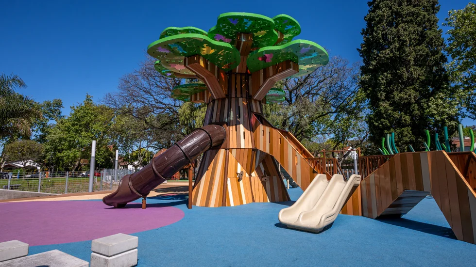 solado-de-seguridad-de-doble-capa-y-una-terminacion-de-epdm-en-plaza-ravencroft-en-hurlingham